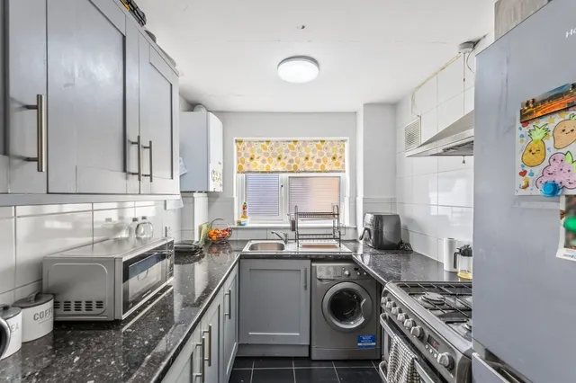 Bishopsford Road, Morden, SM4, photo 3