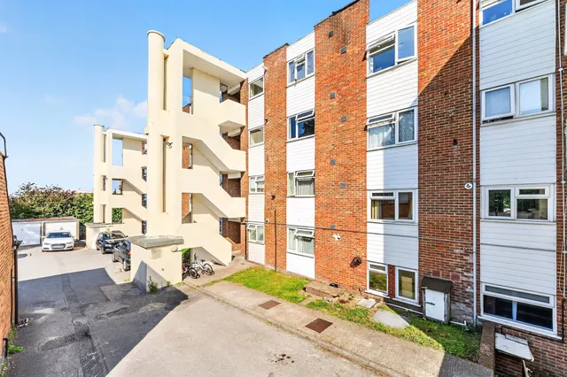 Bishopsford Road, Morden, SM4, photo 2