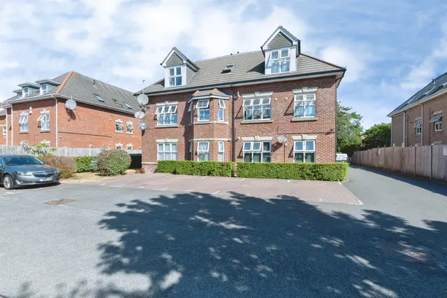 Richmond Park Road, Bournemouth, BH8, photo 1