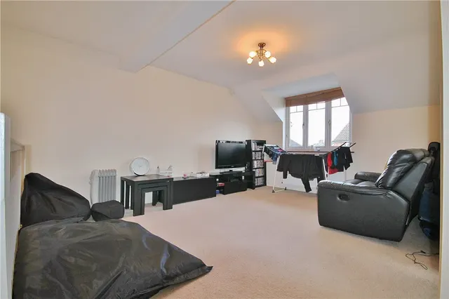 Broadway, Knaphill, GU21, photo 3