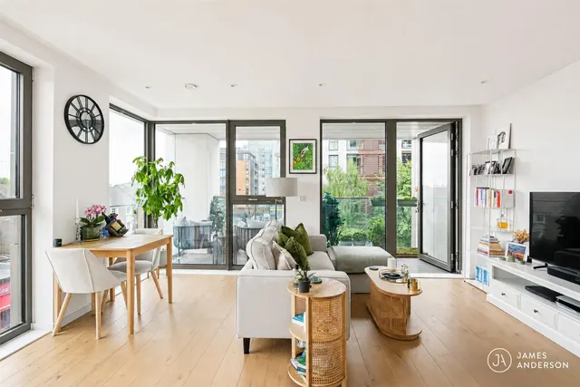 Upper Richmond Road, London, SW15, photo 1