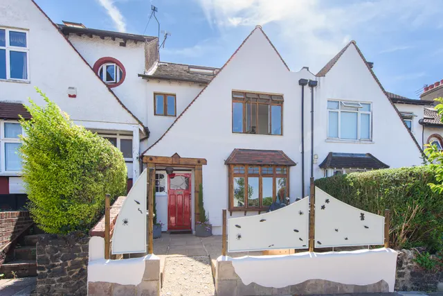 113 Woodstock Avenue, London, photo 1