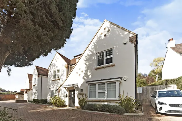 Woodcote Valley Road, Purley, CR8, photo 1