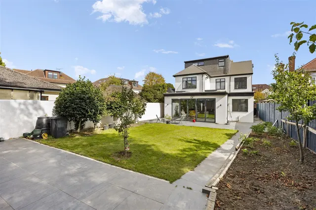 Manston Avenue, Norwood Green, photo 2