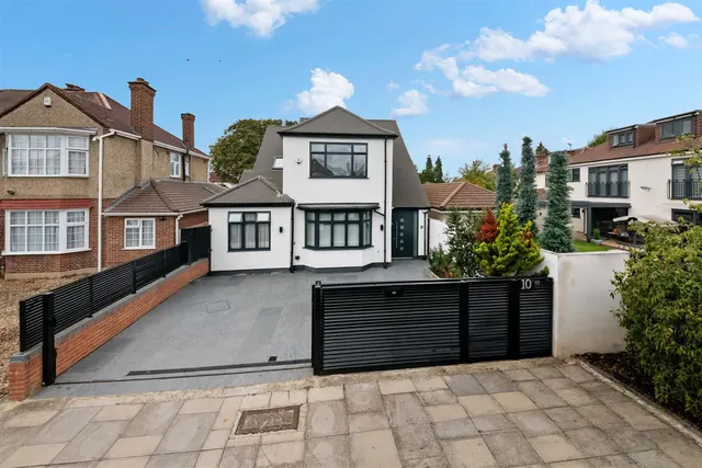 Manston Avenue, Norwood Green, photo 1