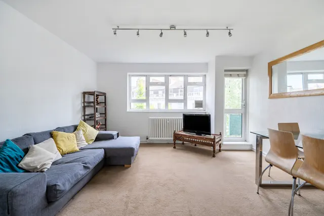 7 Evesham House, Abbots Manor, London, photo 1