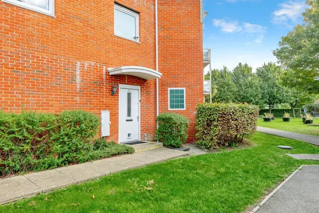 Barrow Gardens, Redhill, photo 1