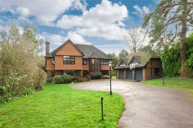Torland Drive, Oxshott, Leatherhead, Surrey, KT22 0SA, photo 1