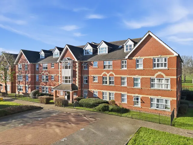 Cobham Close, Enfield, EN1, photo 1