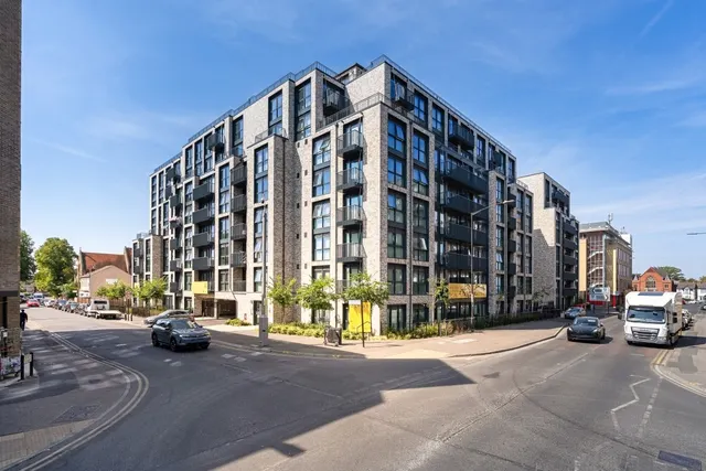 3 bedroom flat — Herschel Street Slough SL1