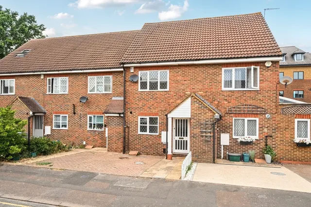 Hawthorne Place, Epsom KT17, photo 1
