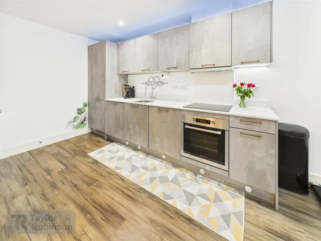 Hazelwick Avenue, Three Bridges, RH10, photo 3