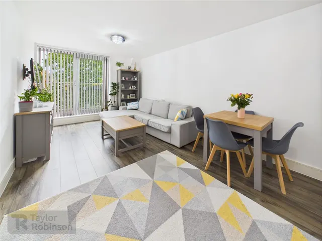 Hazelwick Avenue, Three Bridges, RH10, photo 2