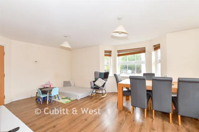 Lucas Close, Maidenbower, RH10, photo 2