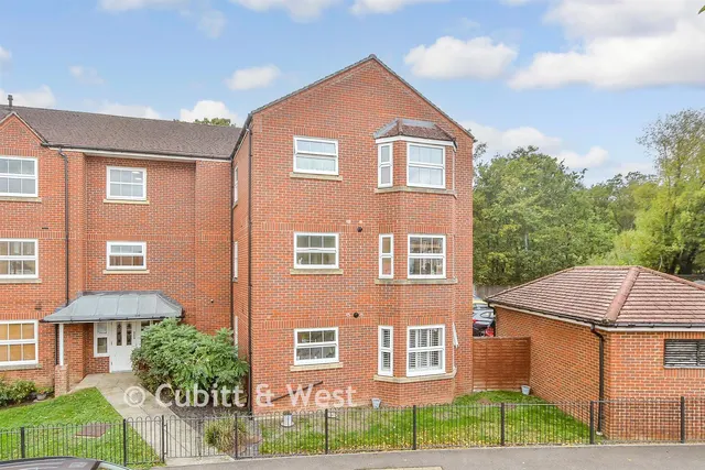 Lucas Close, Maidenbower, RH10, photo 1