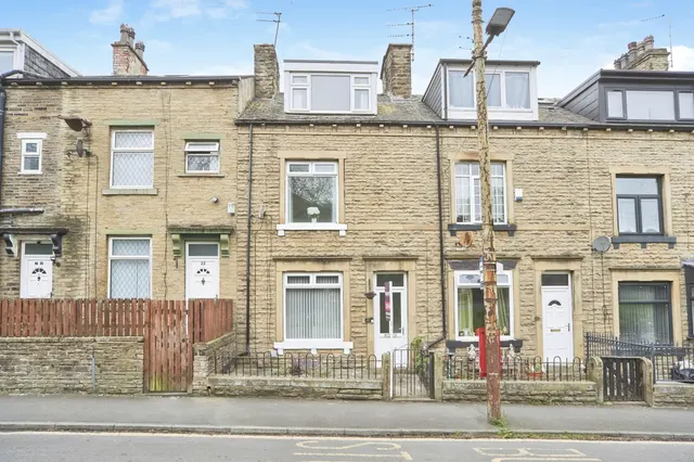 3 bedroom house — Bute Street, BRADFORD
