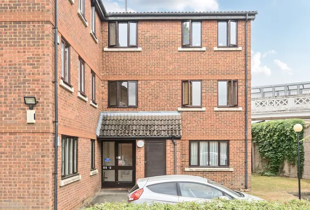 Birchwood Close, Morden, SM4 5LA, photo 1