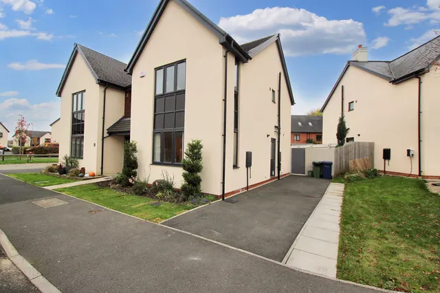 Emerald Place, Bishops Cleeve, GL52, photo 1