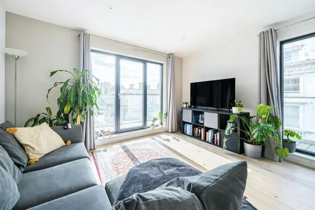 Photo 3 — Royal Crescent Road, Royal Crescent Apartments, SO14