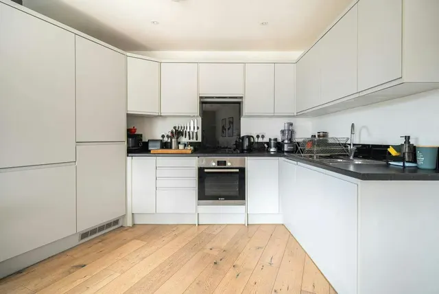 Photo 2 — Royal Crescent Road, Royal Crescent Apartments, SO14