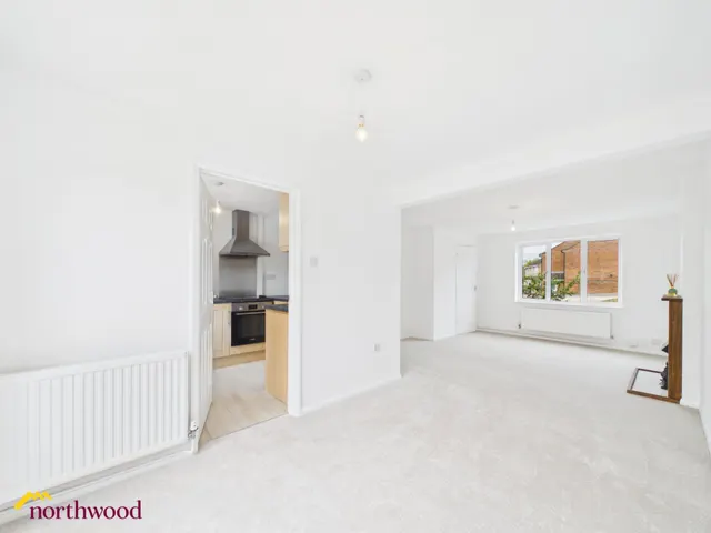 Blenheim Rise, Kings Sutton, OX17, photo 3