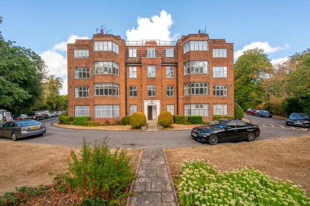 97 Highlands Heath, Portsmouth Road, London, photo 1
