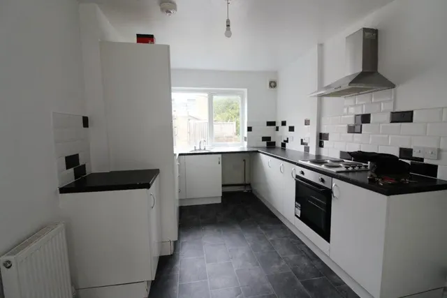 Ironside Road, Available Now, S14, photo 2