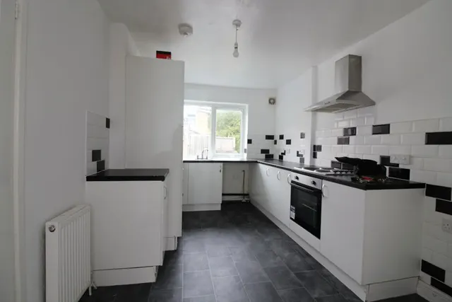 Ironside Road, Available Now, S14, photo 3