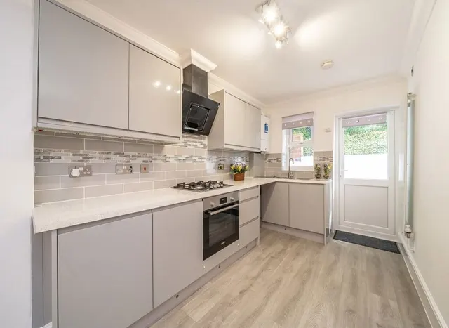 Photo 2 — Fountain Road, Tooting, SW17