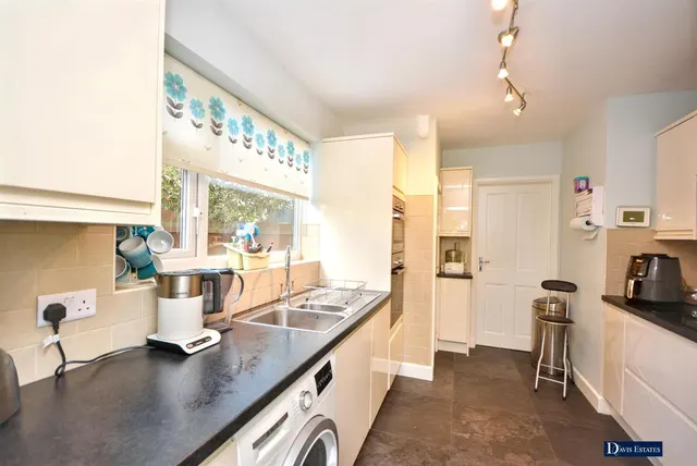 Nelwyn Avenue, Emerson Park, RM11, photo 3