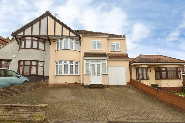 Clayhall Avenue, Clayhall, Ilford, IG5, photo 1