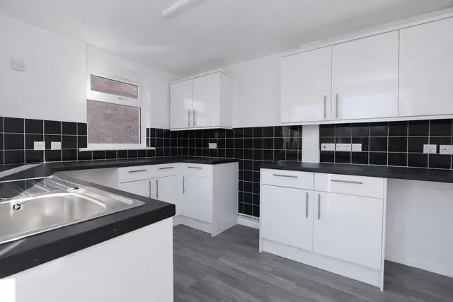 Photo 2 — Harlow Gardens, Romford, RM5 3UL