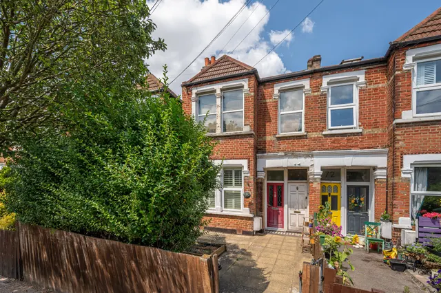 Photo 3 — 76 Mellison Road, London