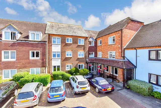 Henty Gardens, Chichester, PO19, photo 1