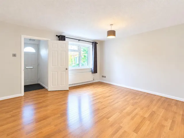 Youngs Drive, GU12, photo 3