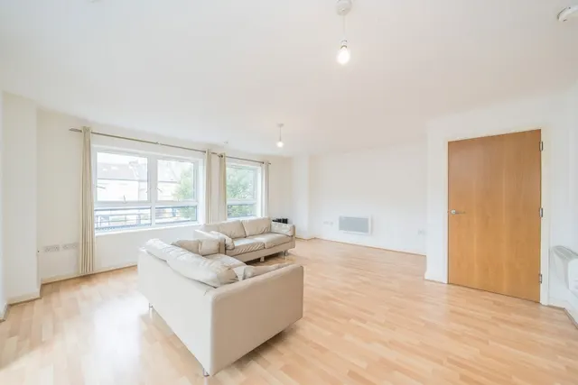 Lanadron Close, TW7, photo 2