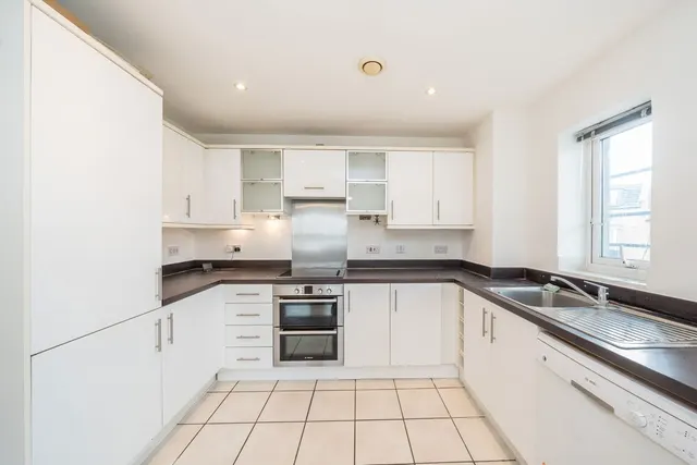 Lanadron Close, TW7, photo 3