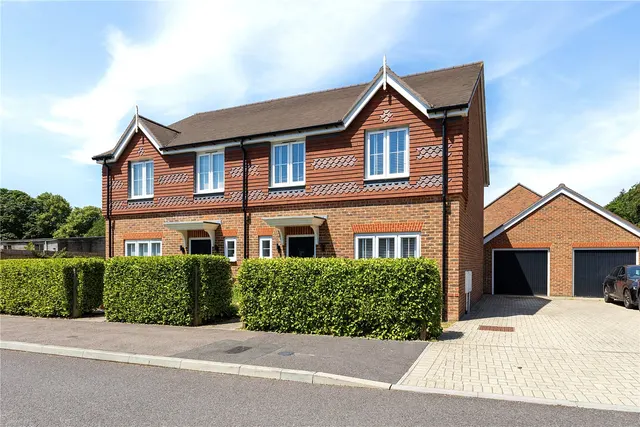 Tennyson Way, Grayshott, GU26, photo 1