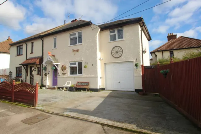 Denzil Avenue, Netley Abbey, Southampton, SO31 5BA, photo 1