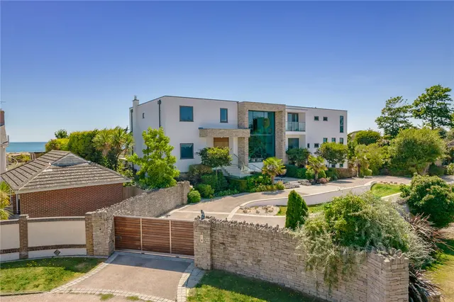 Exceptional, 319sqft Seafront Home with Striking Coastal Design, photo 3