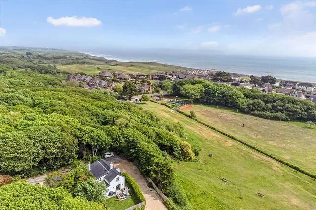 Photo 2 — Meadow Way, Barton on Sea, New Milton, Hampshire, BH25 7AN