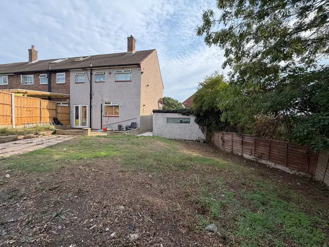 Dunstable Close, Harold Hill, RM3, photo 1