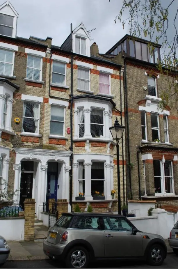 Spectacular Five Bedroom Semi-Detache, photo 1