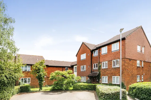 Brendon Close, harlington, UB3, photo 1