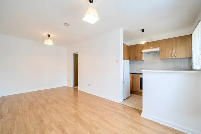 Brendon Close, harlington, UB3, photo 2