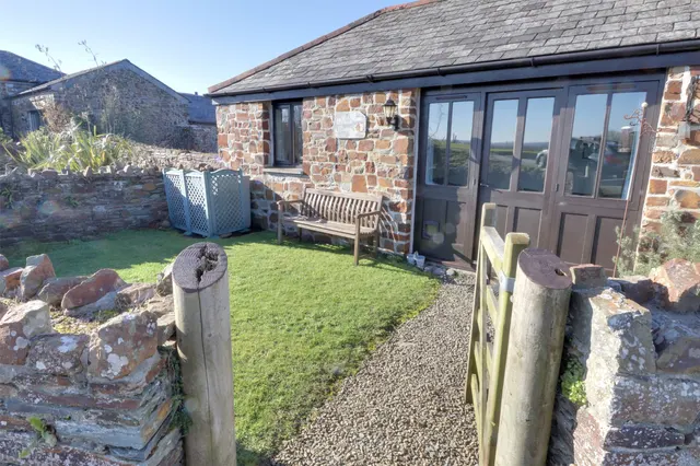 Medlands Mowhay, Woolstone Manor Farm, EX23, photo 3