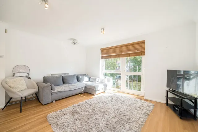 Uxbridge Road, TW12, photo 2