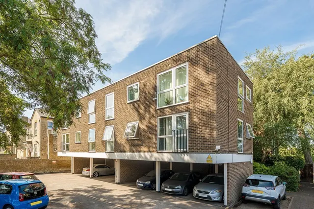 Uxbridge Road, TW12, photo 1