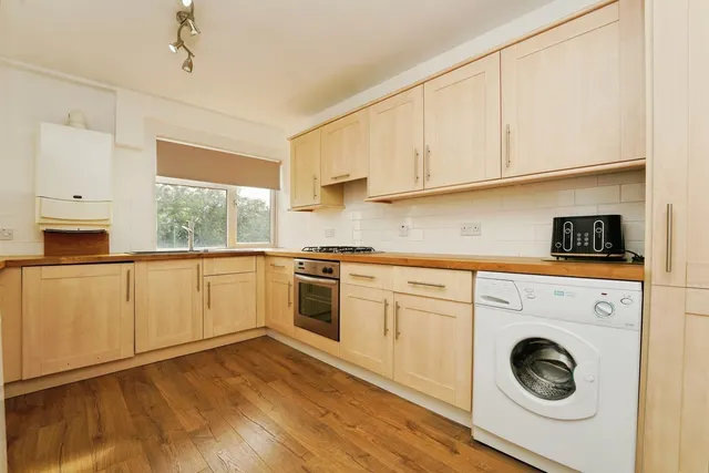 Photo 2 — Columbia Close, Gloucester, Gloucestershire, GL1