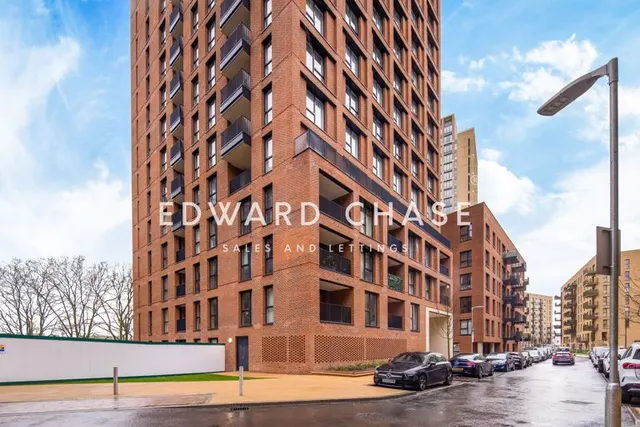 Shearwater Drive, London, NW9, photo 1